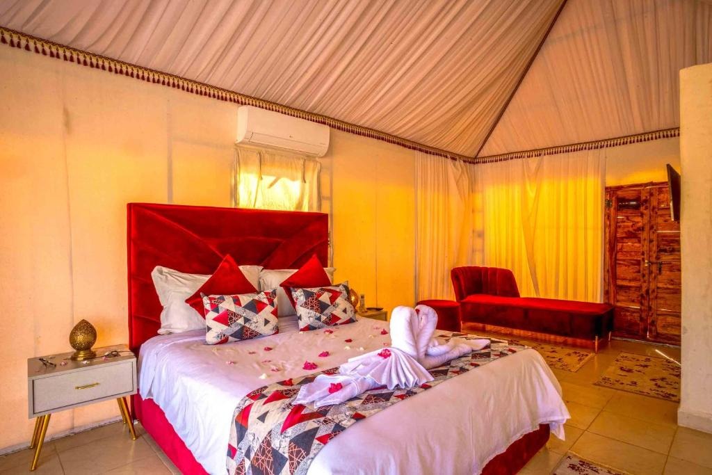 Vue nocturne étoilée depuis le dôme, Agafay Pearl Camp